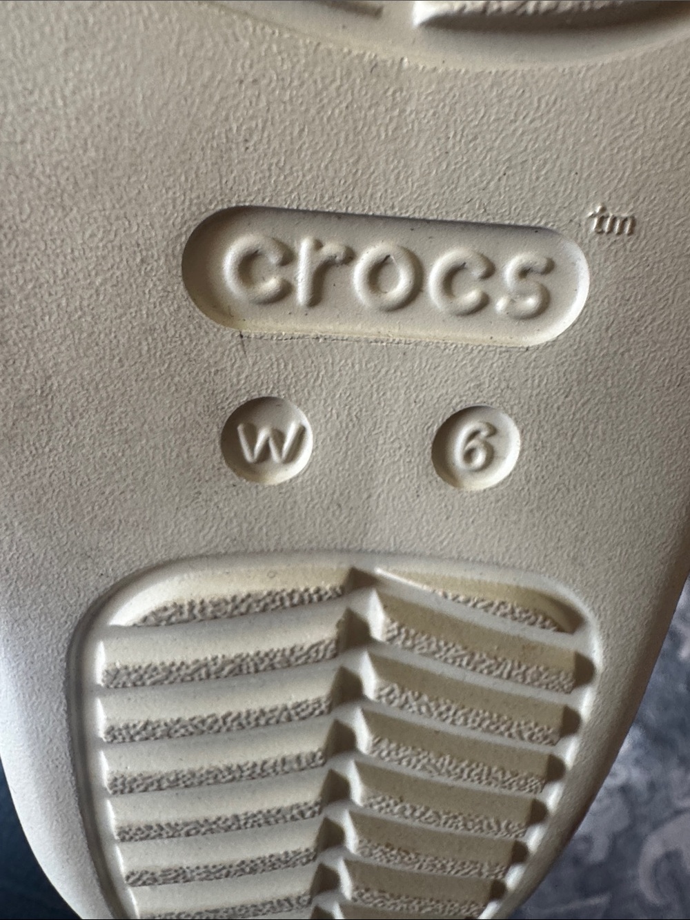 CROCS Women’s Metallic Champagne Sandals size 6 - Picture 4 of 4
